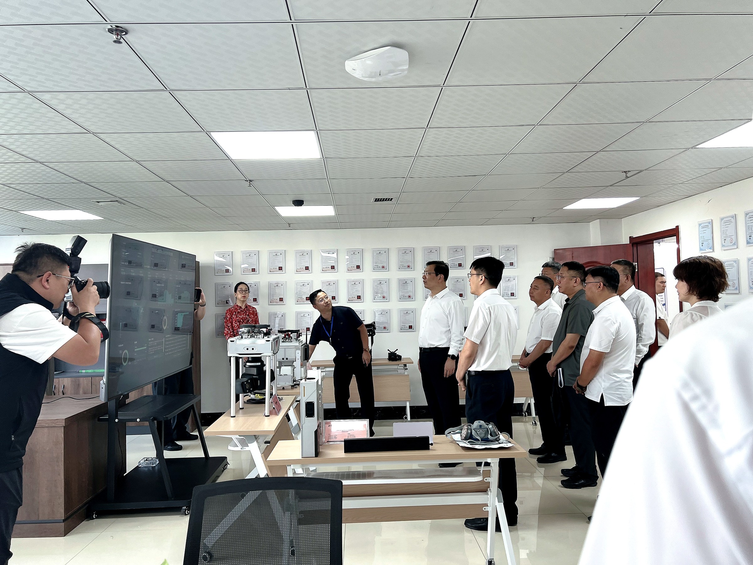 长治市委书记丁小强到中软科信山西办事处调研指导